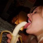 Carlimink-eats-a-banana